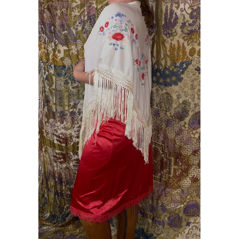VTG 70s Boho Cream Floral Embroidered Whimsy Prairie Fringe Hem Shawl One Size - Picture 5 of 13